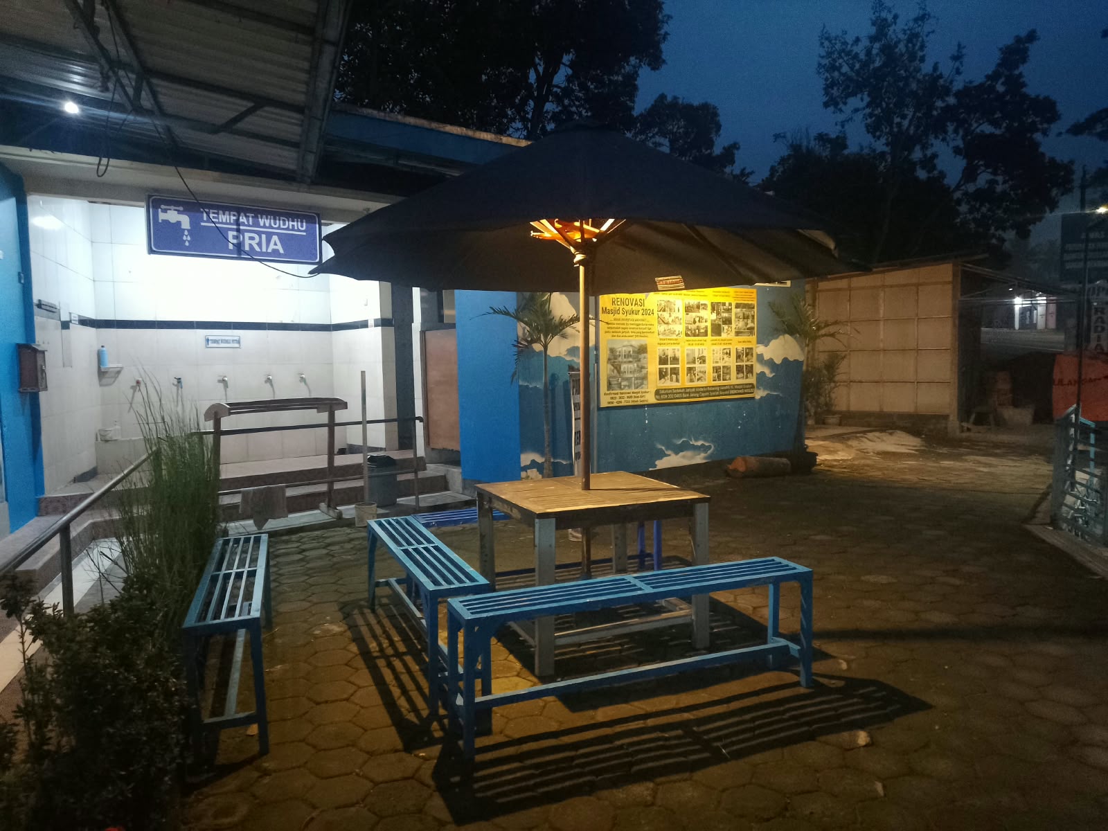 Area santai dan tempat wudhu